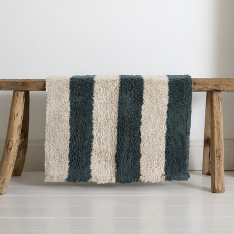 Petit tapis bleu canard rayé
