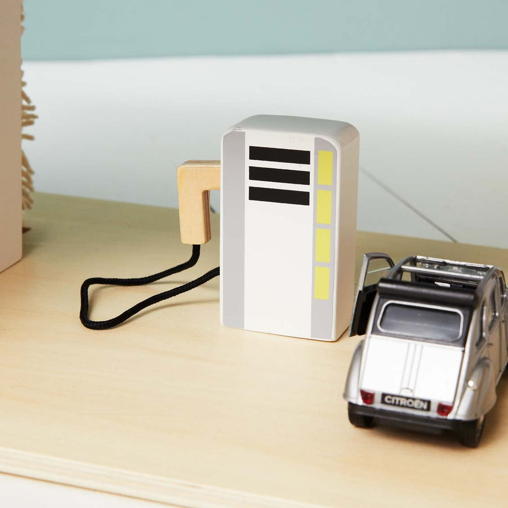 Station service en bois