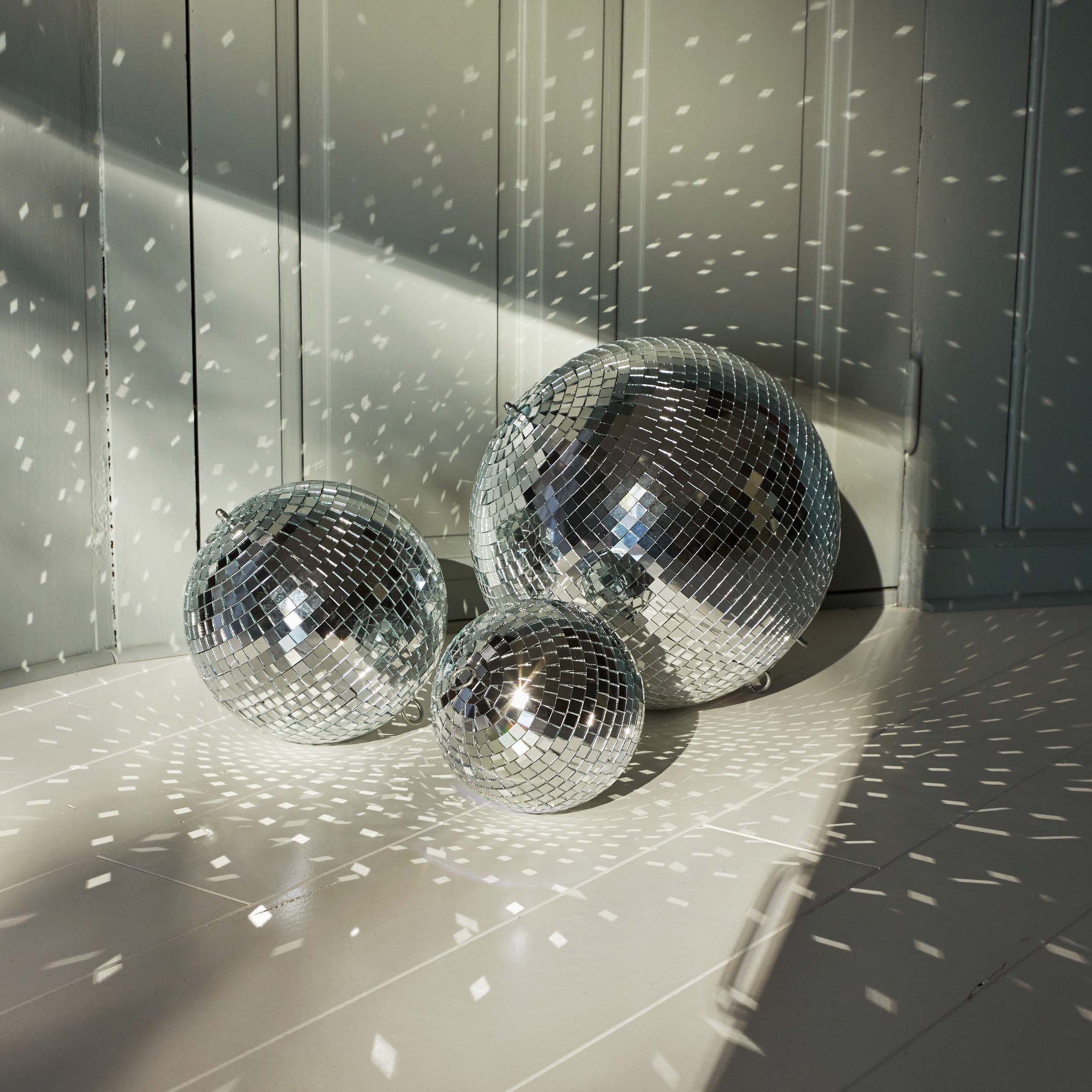 Boule à Facettes Argentée 20 Cm - Effet Disco Suspendu Pour Fêtes Et Décoration